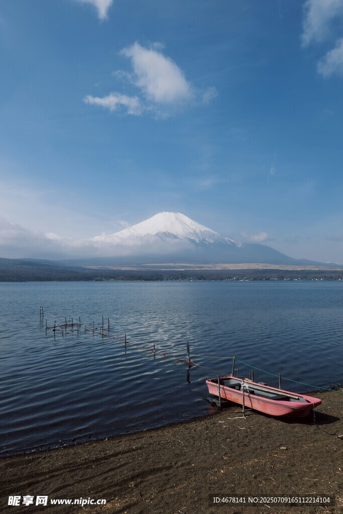 湖畔小船与远处雪山美景