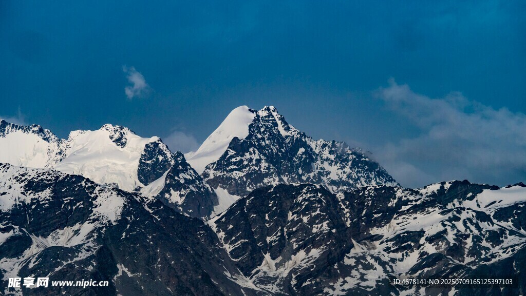 巍峨雪山壮丽景致