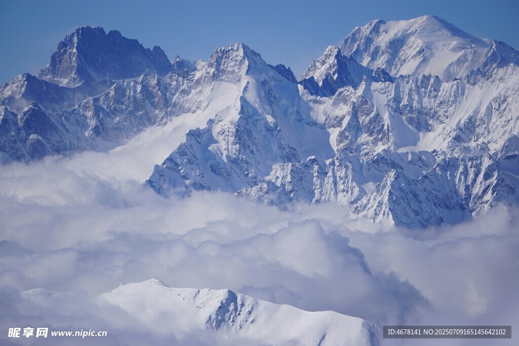 巍峨雪山云海壮丽景观