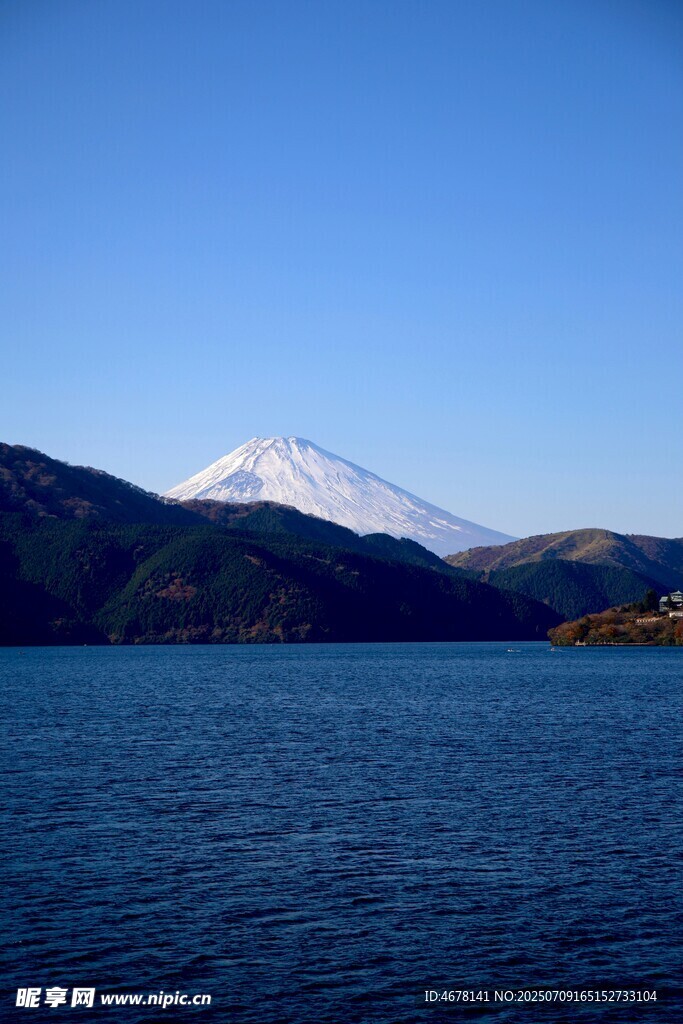 富士山下的静谧湖景