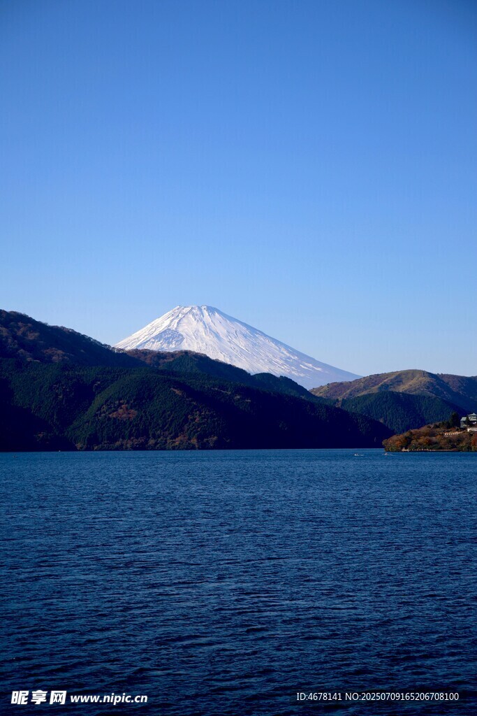 富士山下的静谧湖景