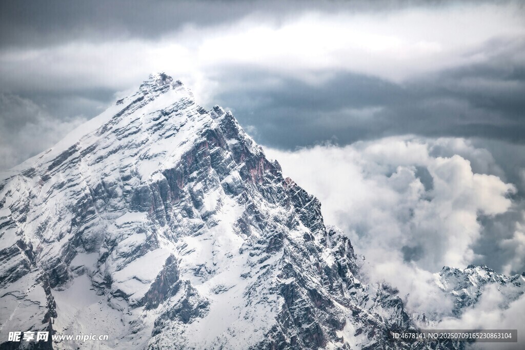 巍峨雪山云雾缭绕