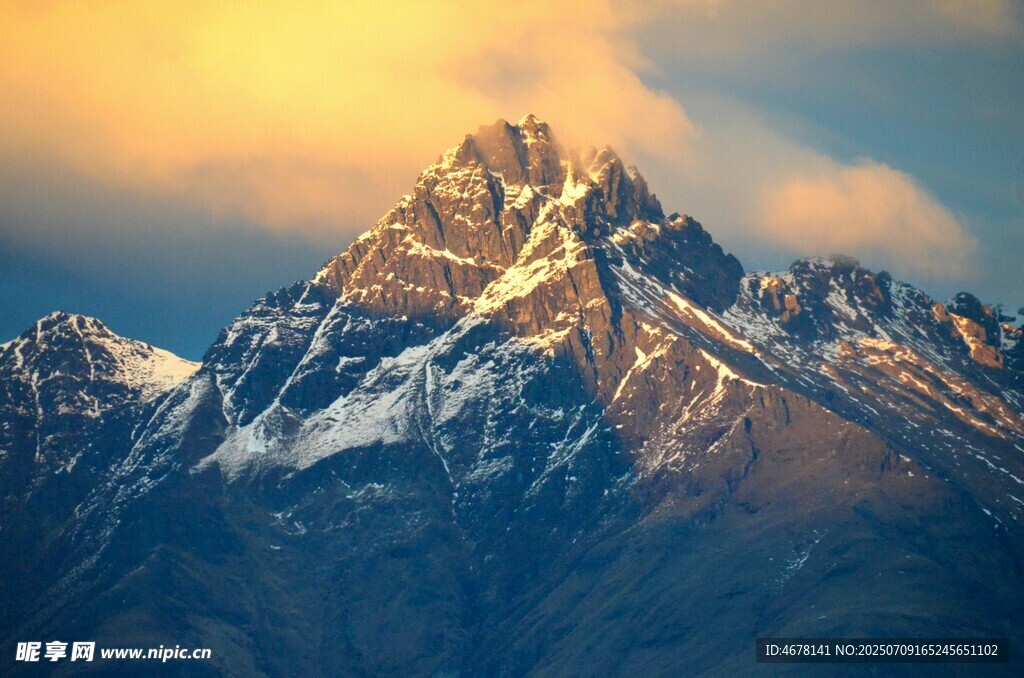壮丽雪山日出美景