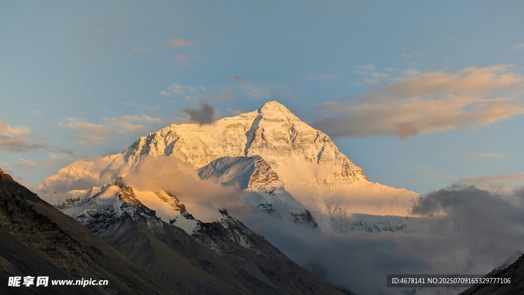 日照下的壮丽雪山