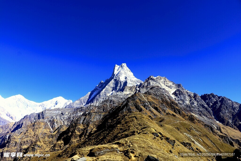 巍峨雪山壮丽景致
