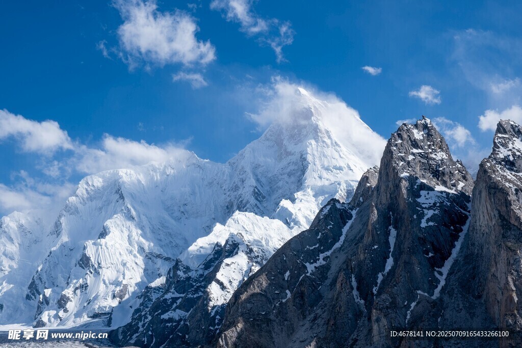 巍峨雪山壮丽景致