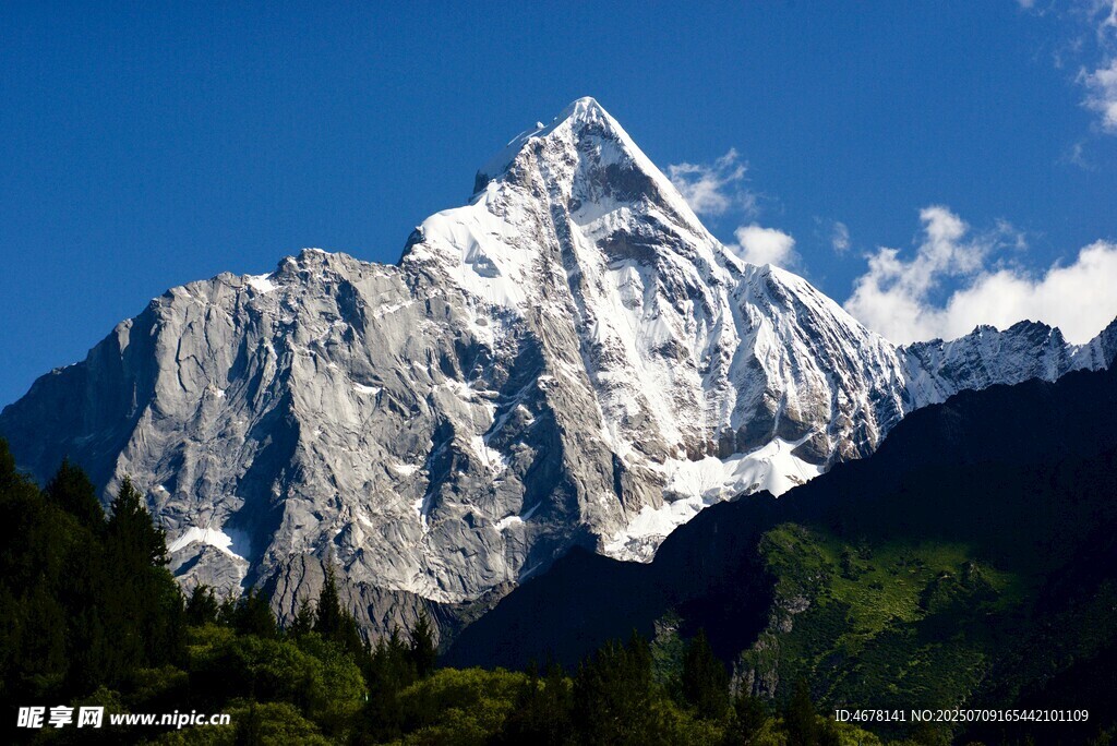 巍峨雪山壮丽景致