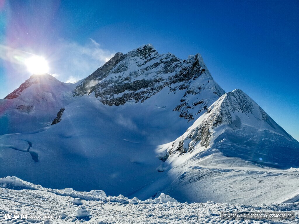 雪山日出美景