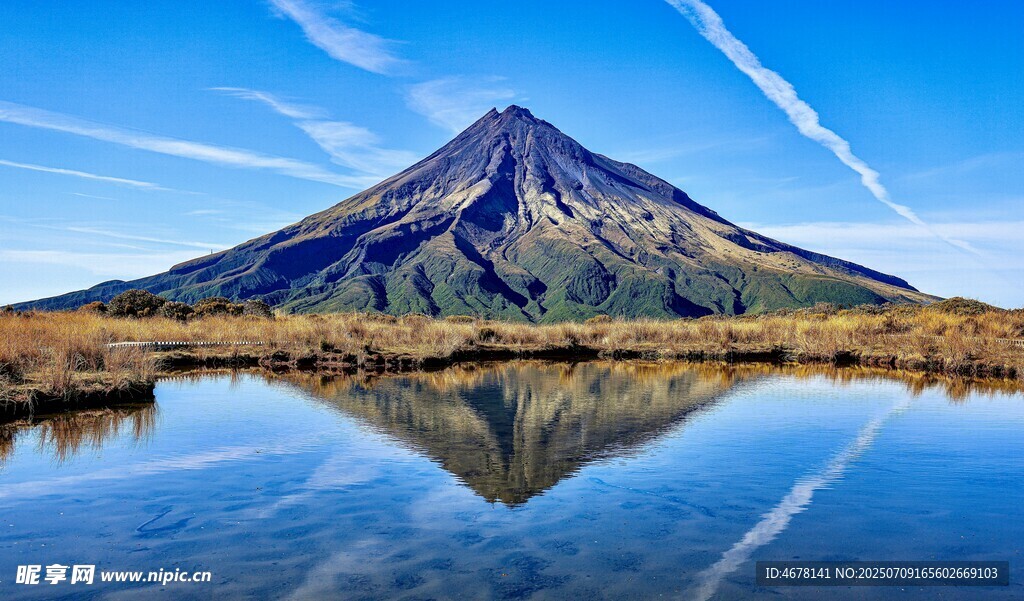 巍峨山峰倒映平静湖面