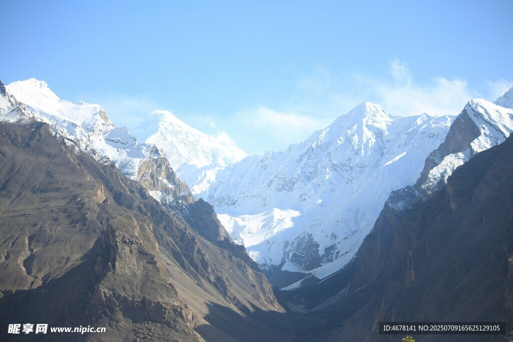壮丽雪山山谷景观