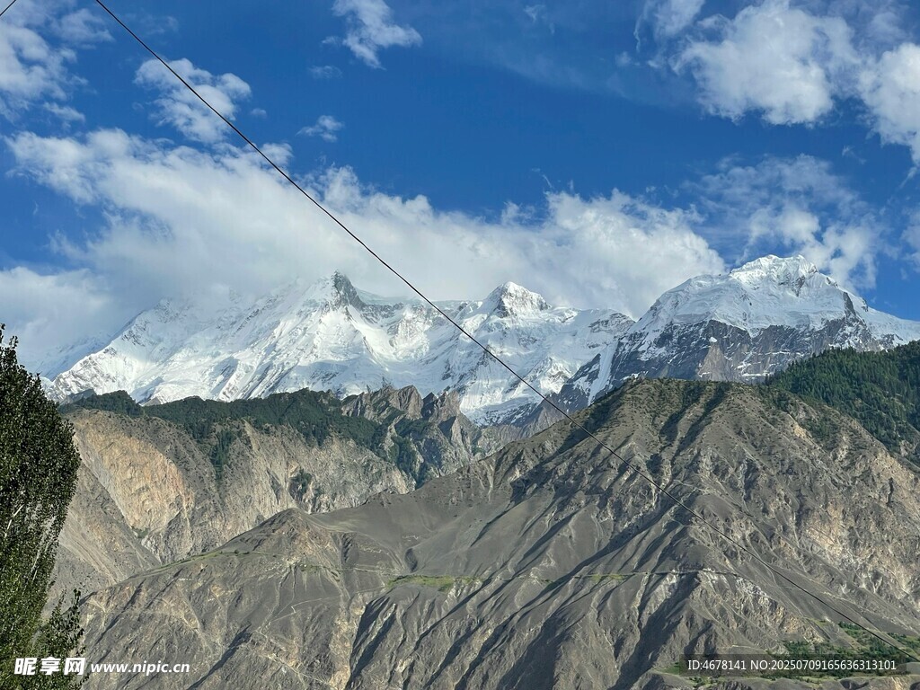 壮丽雪山与山谷景观