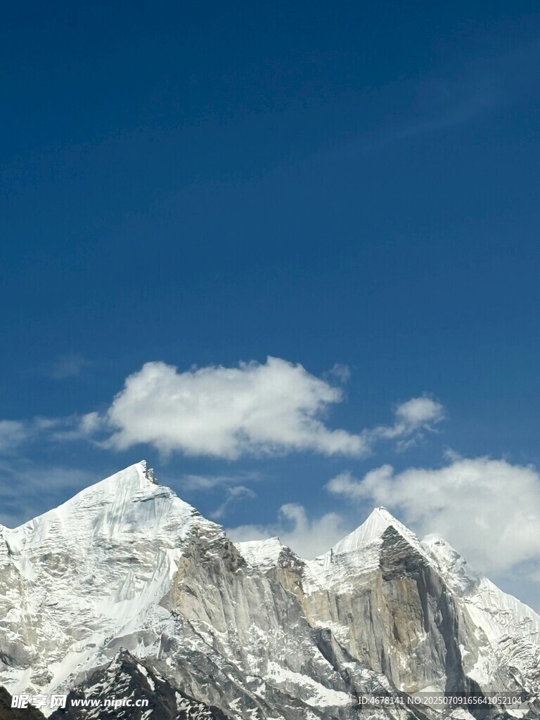 雪山蓝天美景