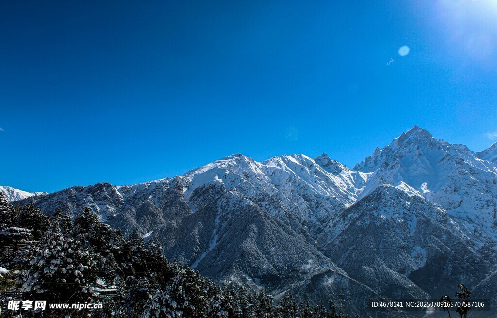 壮丽雪山蓝天美景