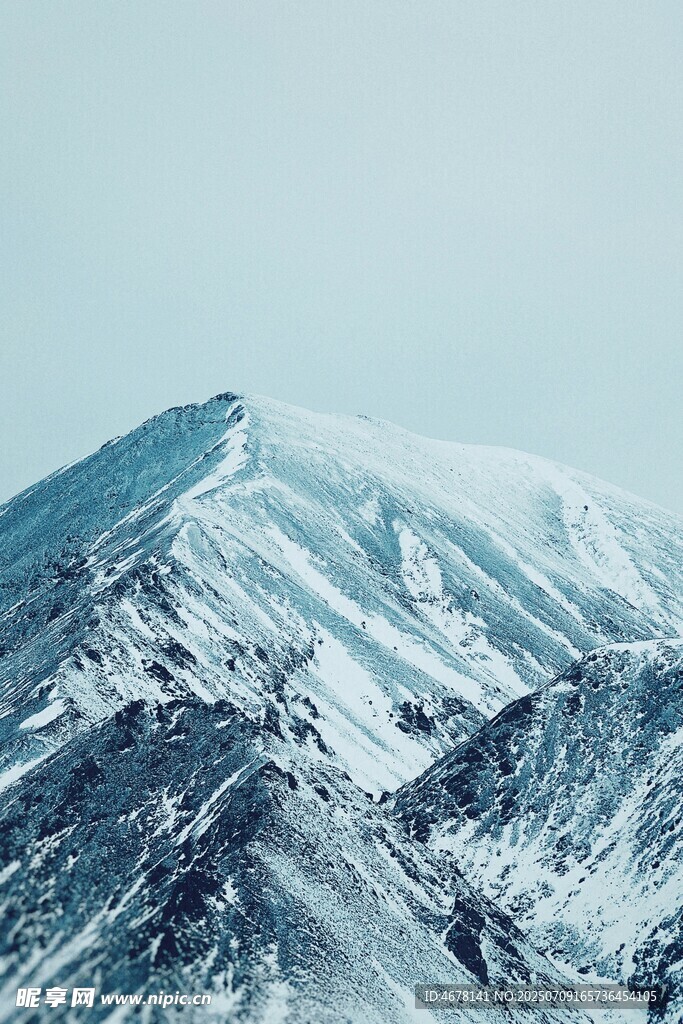 巍峨雪山壮丽景致
