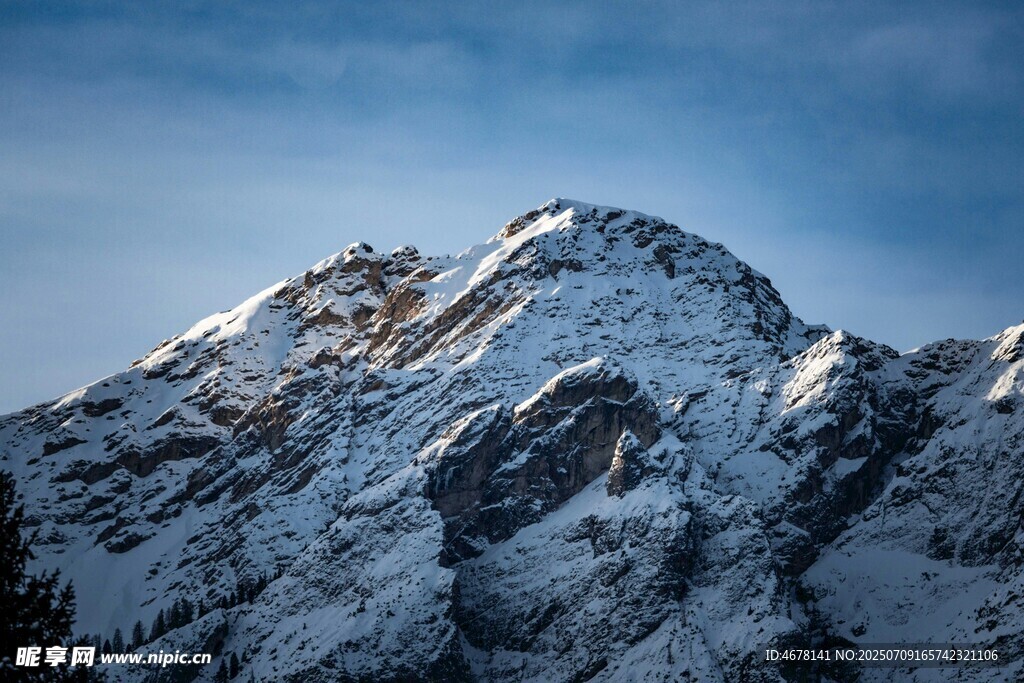 巍峨雪山壮丽景致