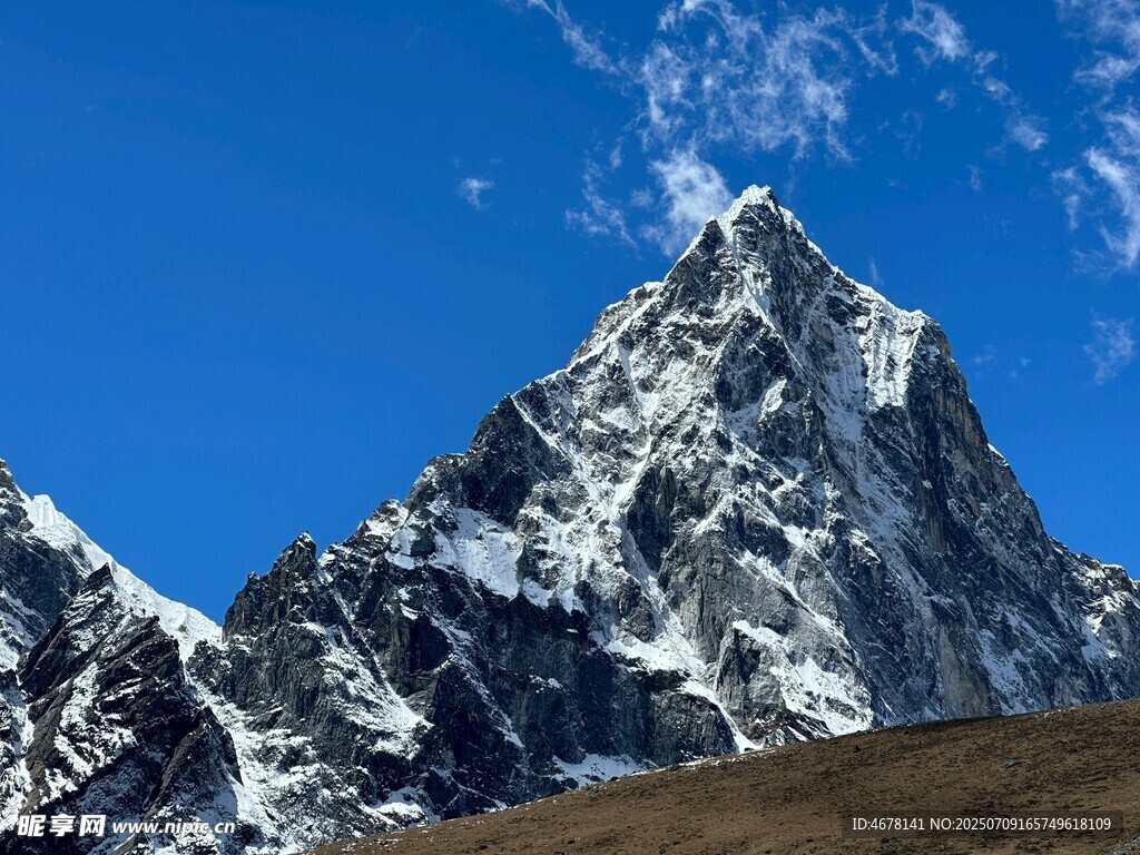 巍峨雪山壮丽景致