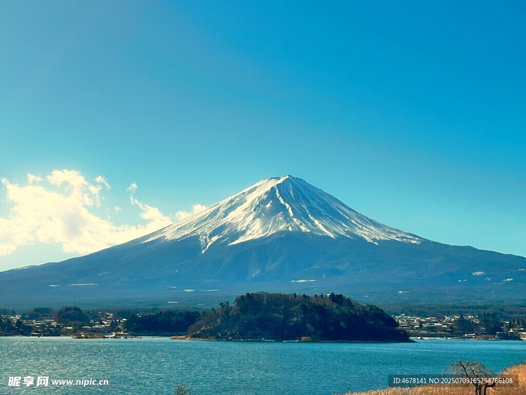 富士山下的美丽湖景