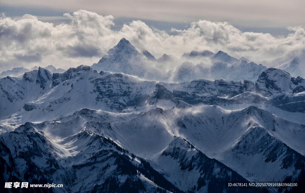 壮丽雪山景观