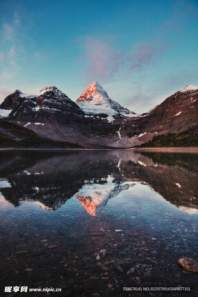 壮丽雪山倒映于静谧湖面
