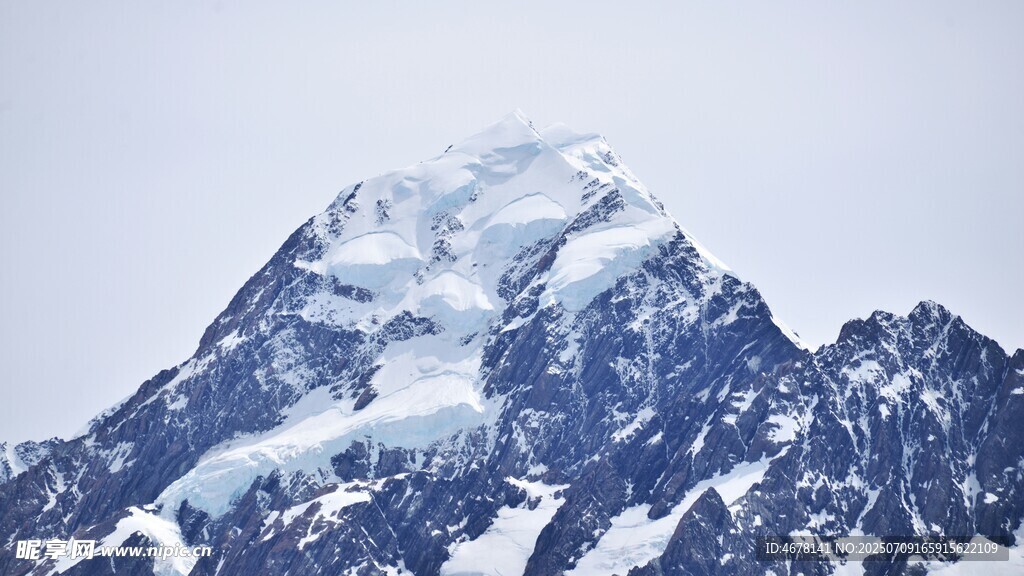 巍峨雪山