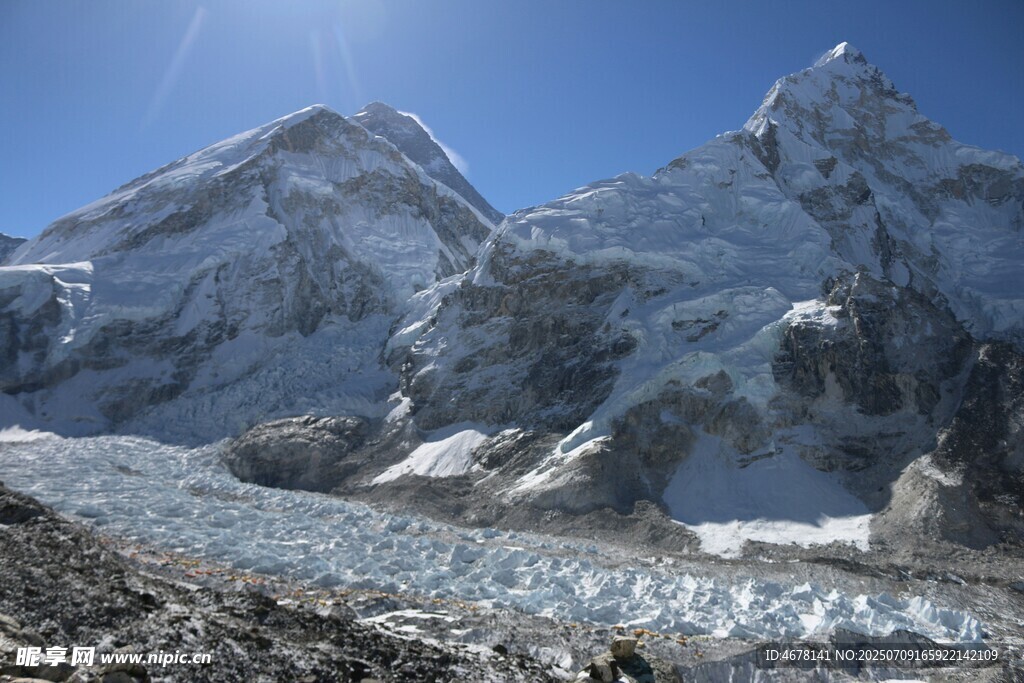 巍峨雪山壮丽景观