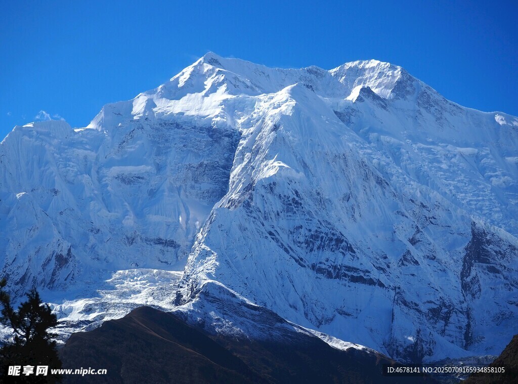巍峨壮丽的雪山景观