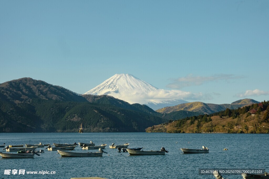 富士山下的宁静湖景