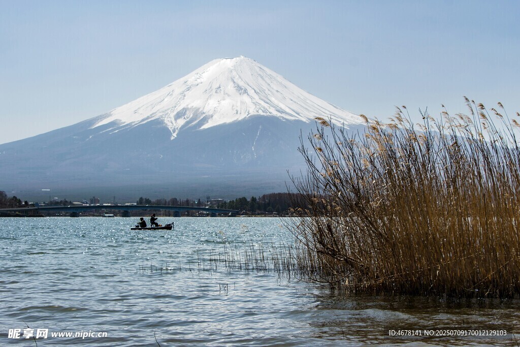 富士山下湖畔美景