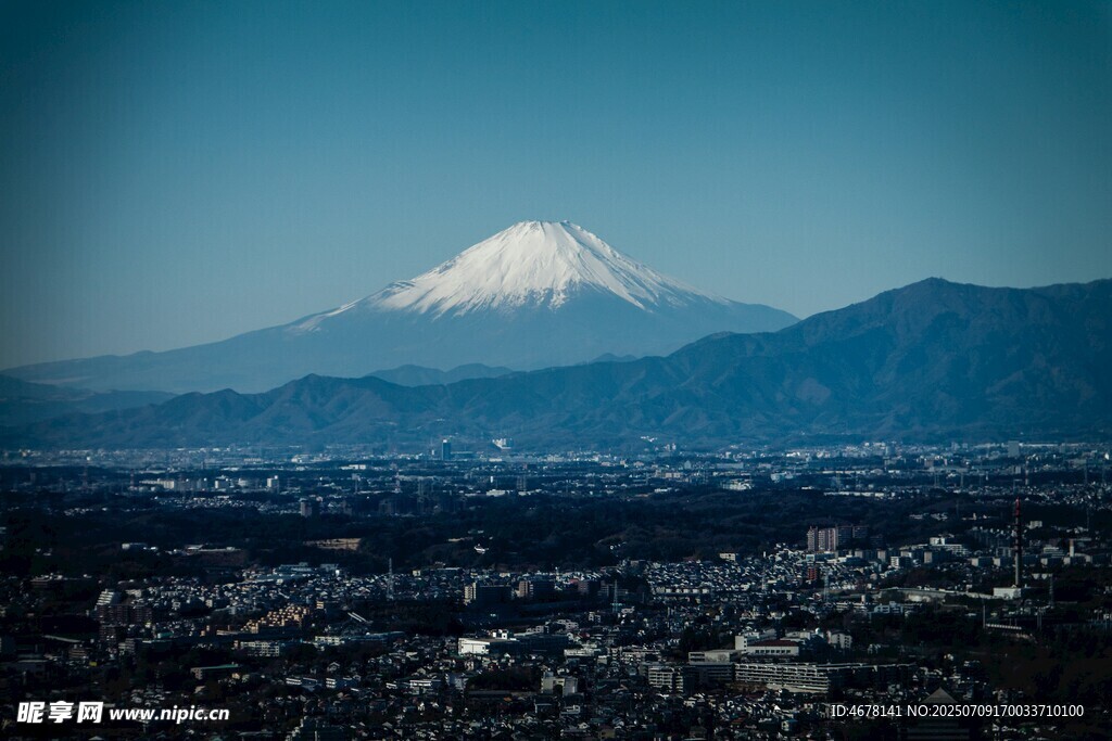 俯瞰富士山下的城市景观