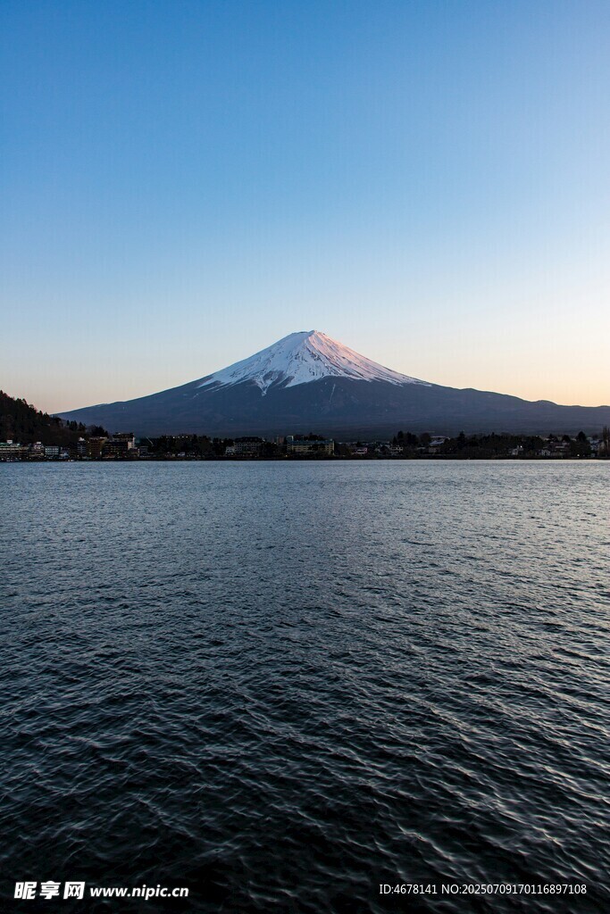 富士山下的静谧湖景