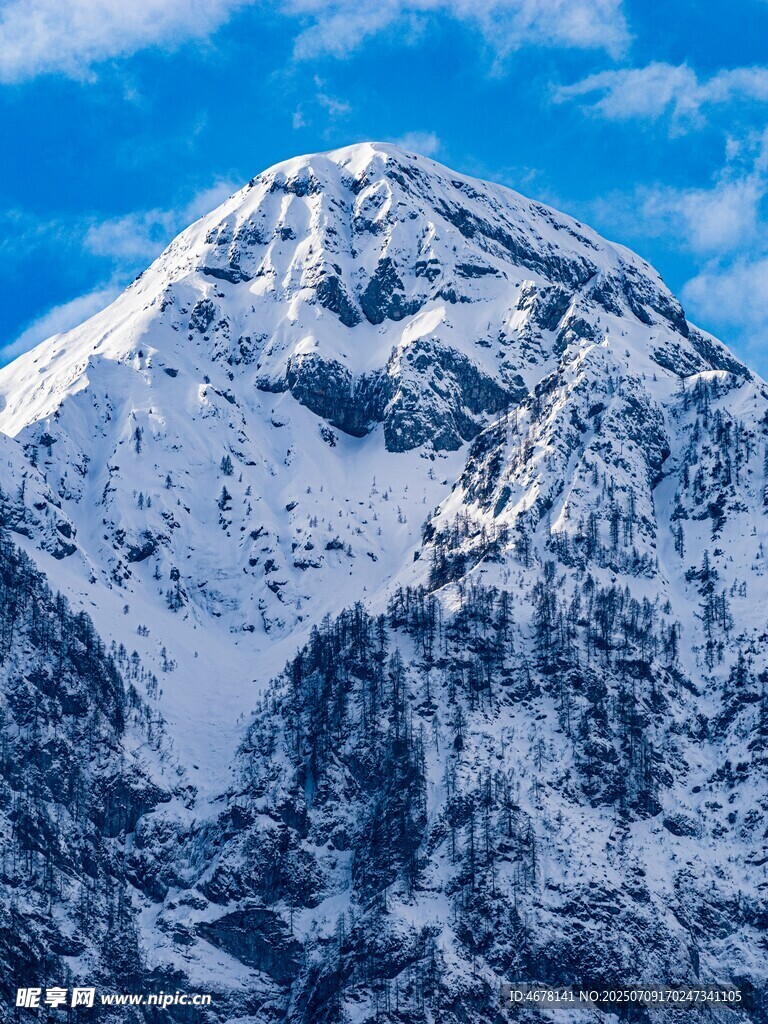 巍峨雪山壮丽自然景观