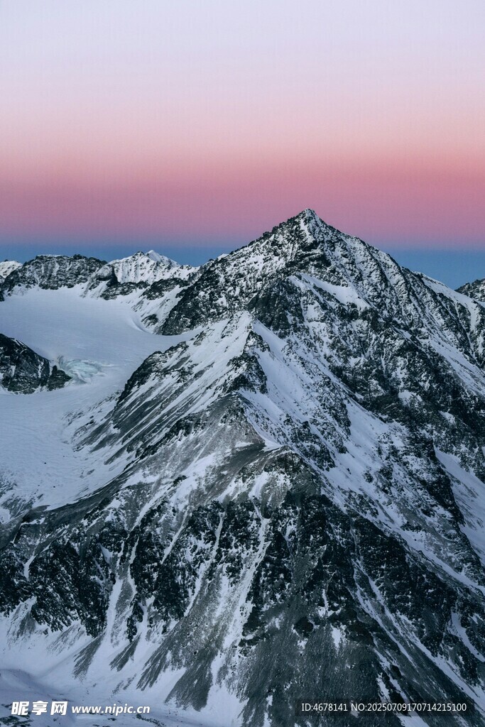 壮丽雪山日出美景