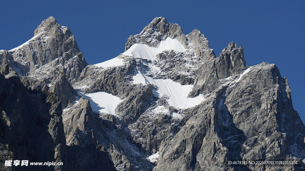 巍峨雪山壮丽山峰景观