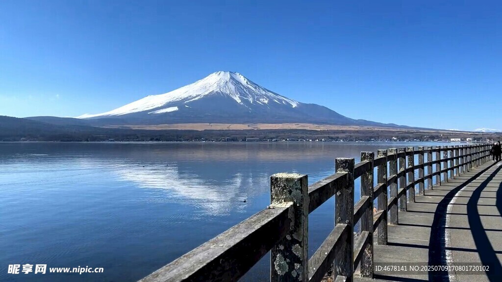 湖畔木栈道与远处富士山