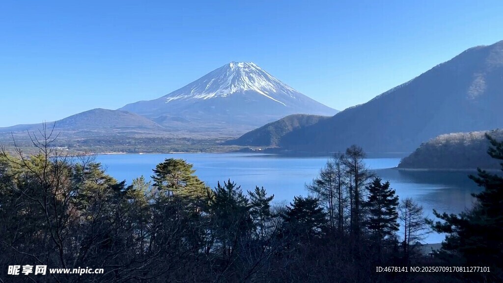富士山下的静谧湖景