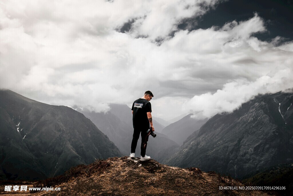 男子山顶伫立赏壮丽山景