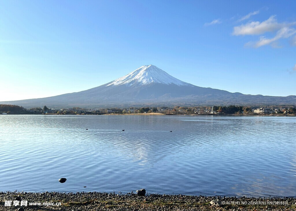 富士山下静谧湖景