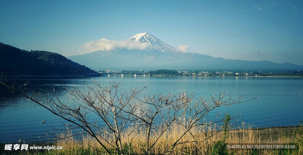 湖畔远山美景