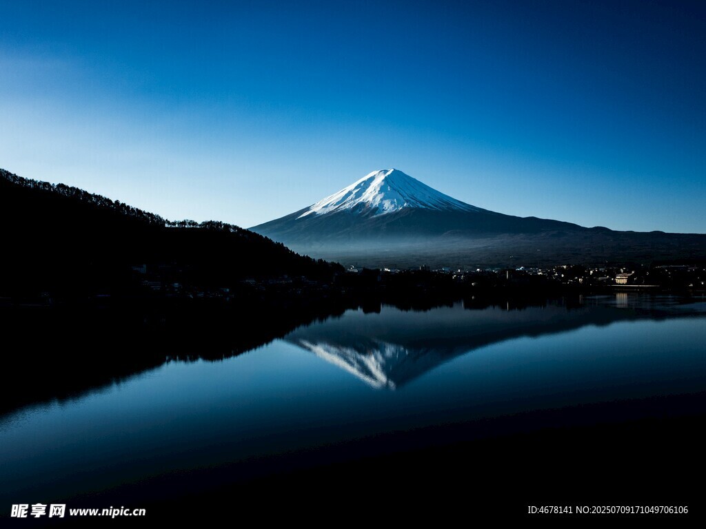 富士山倒影于静谧湖面