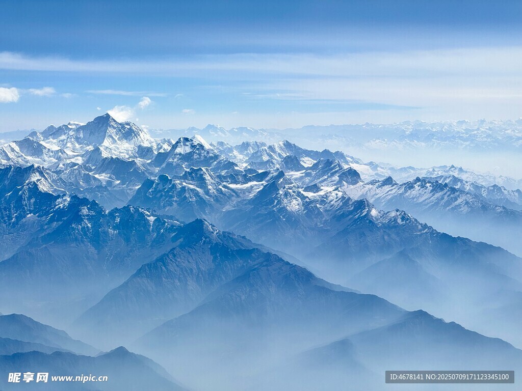 壮丽雪山云海景观