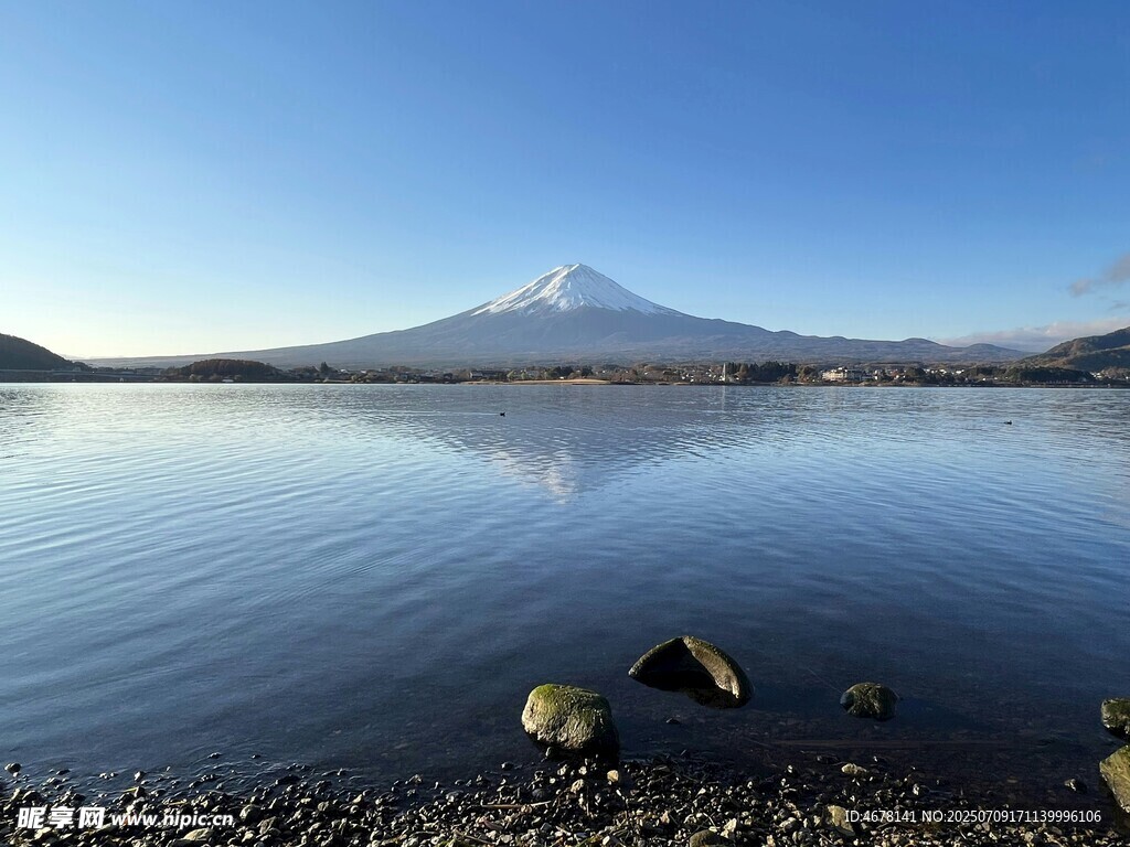 富士山倒映在宁静湖面上