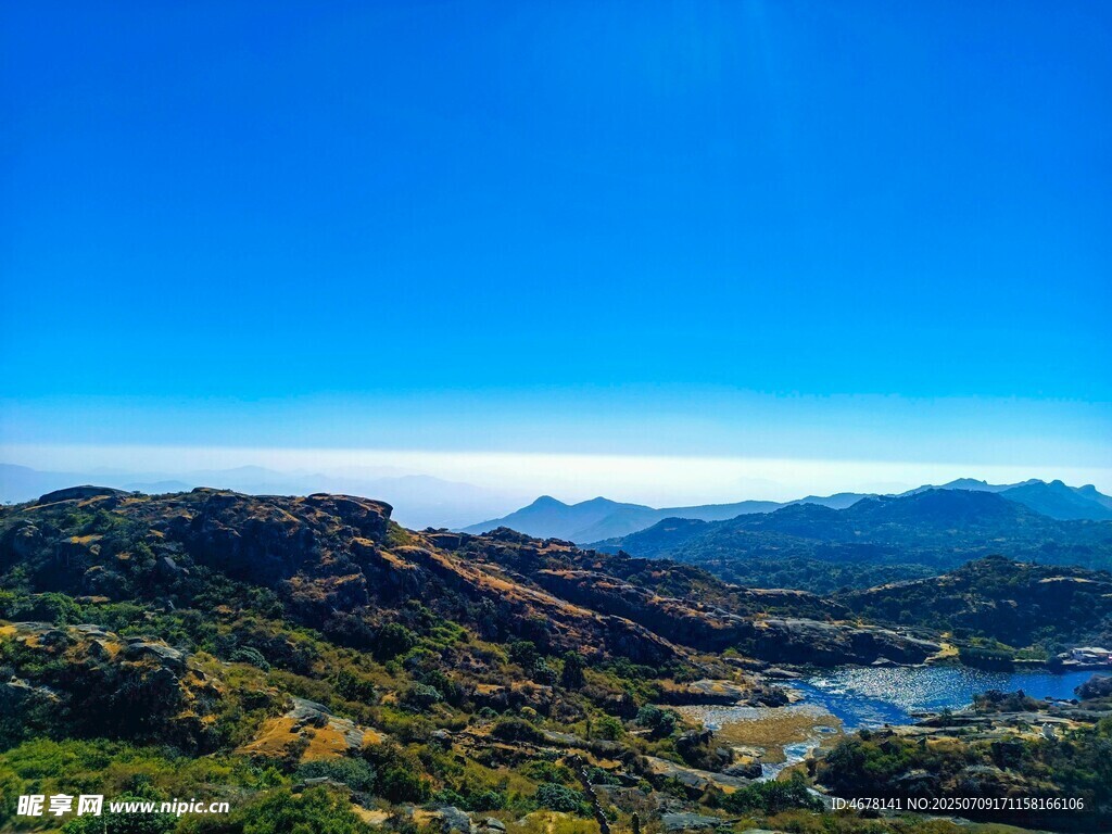 秀丽山间湖景风光