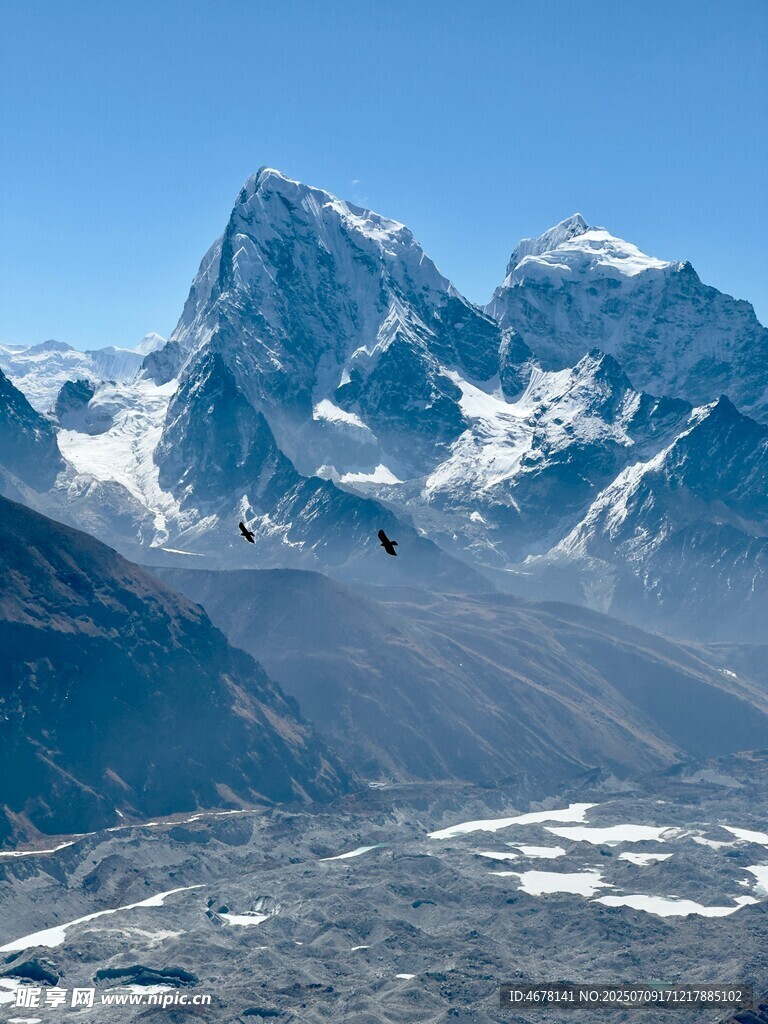 巍峨雪山壮丽景观