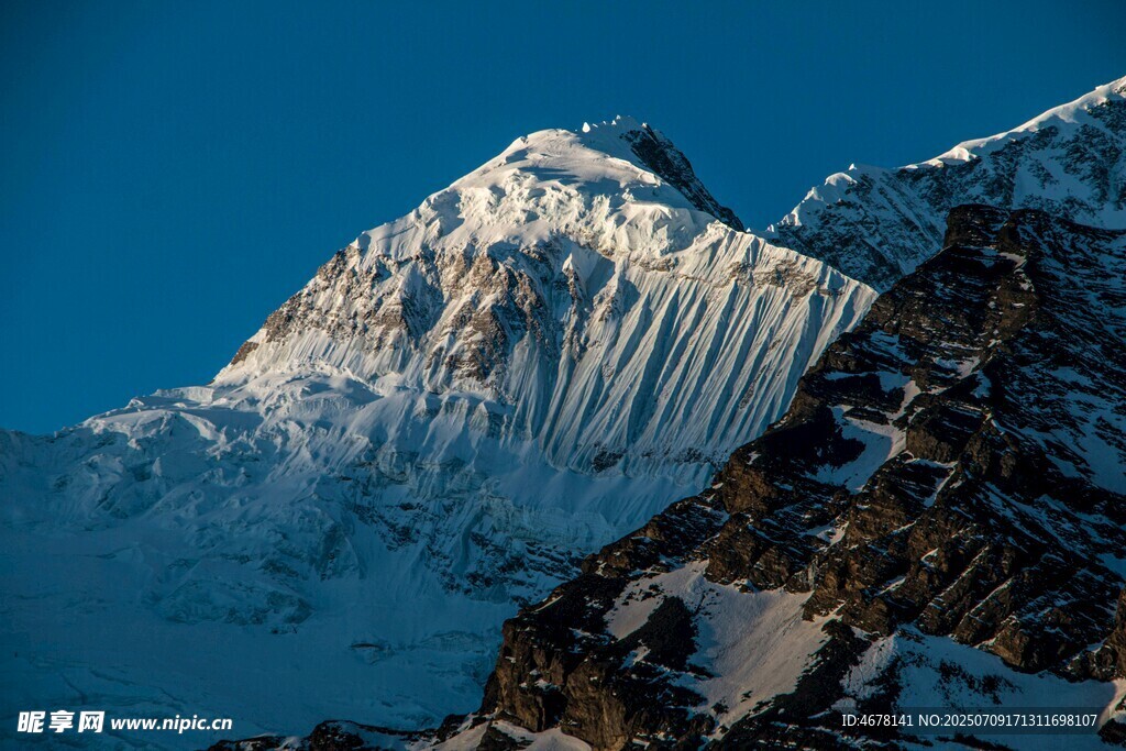 巍峨雪山壮丽景致