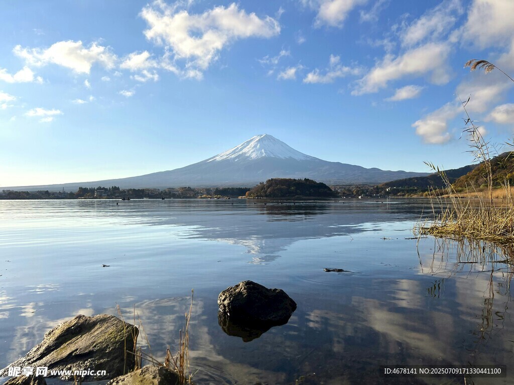 湖畔雪山美景