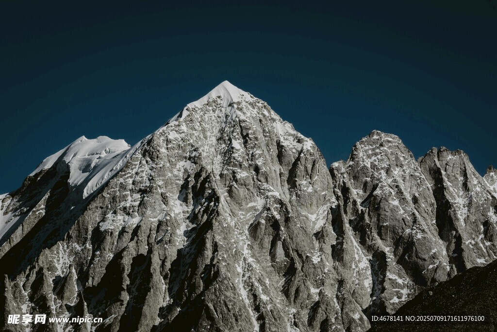 巍峨雪山