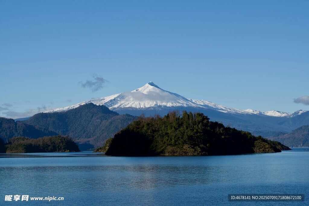 雪山环绕的静谧湖心岛