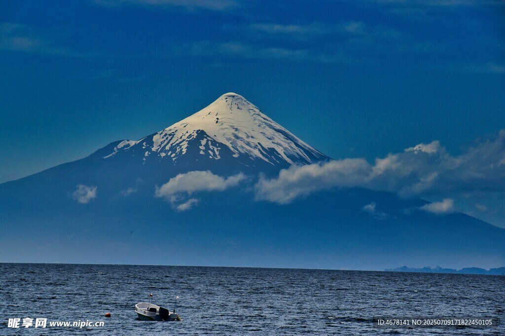 富士山下的静谧海面
