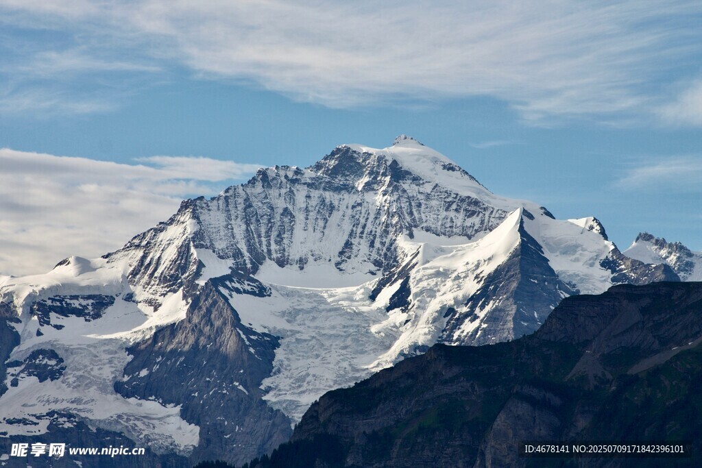 巍峨雪山壮丽景致
