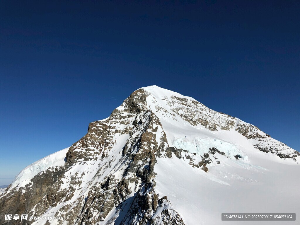 巍峨雪山峰顶